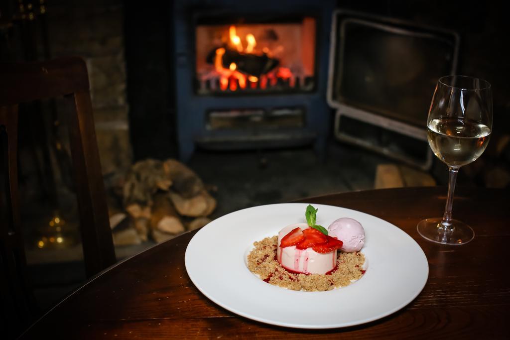 The Plough Inn & Restaurant Конгълтън Екстериор снимка